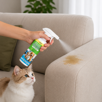 Application du produit shampouineuse spécial animaux Nettovia sur une tache de canapé, chat à proximité