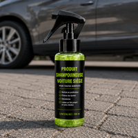 Produit shampouineuse voiture siège Nettovia posé sur des pavés devant une voiture